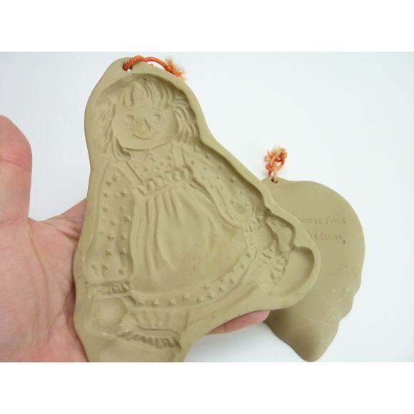 Vintage 1985 Raggedy Ann Mold and Heart Shaped Tulip Clay Cookie Craft Mold - Picture 6 of 6